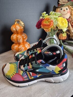 Brooks Trace Womens Multicolor Geometric Trace Sneakers. Size 7.5